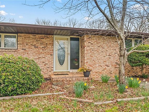 3rd image of 226 Pineridge Dr