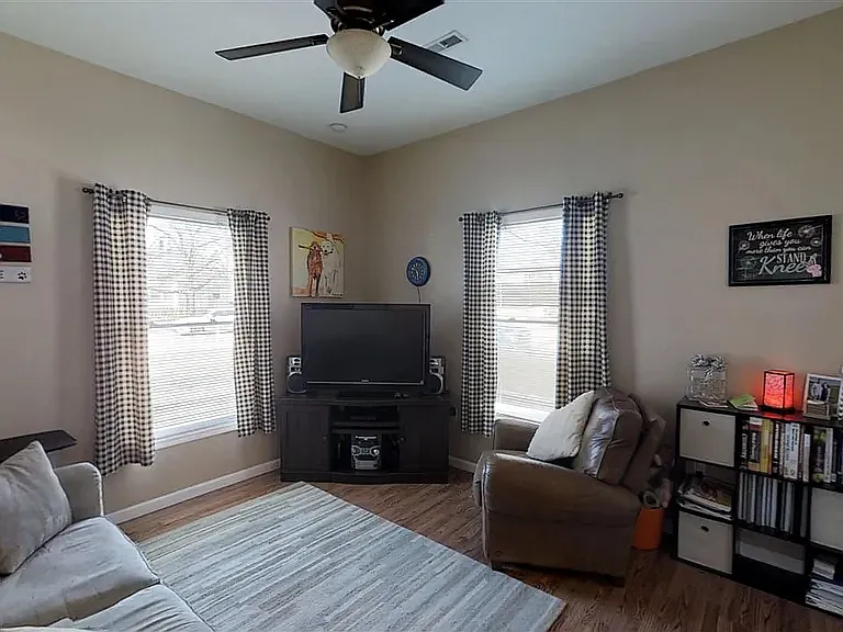 2 bed, 924 sqft, $1,100 — Photo 4