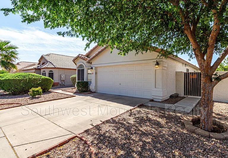 881 E Baylor Ln — Photo 3