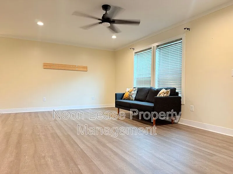 4 bed, 2.5 bath, 1700 sqft, $2,300 — Photo 4
