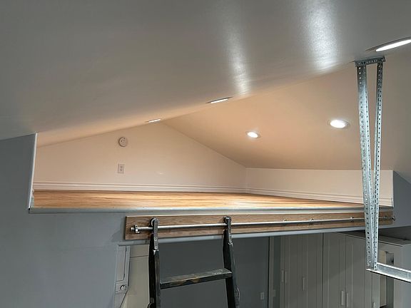 5th image of 198 Madrona St