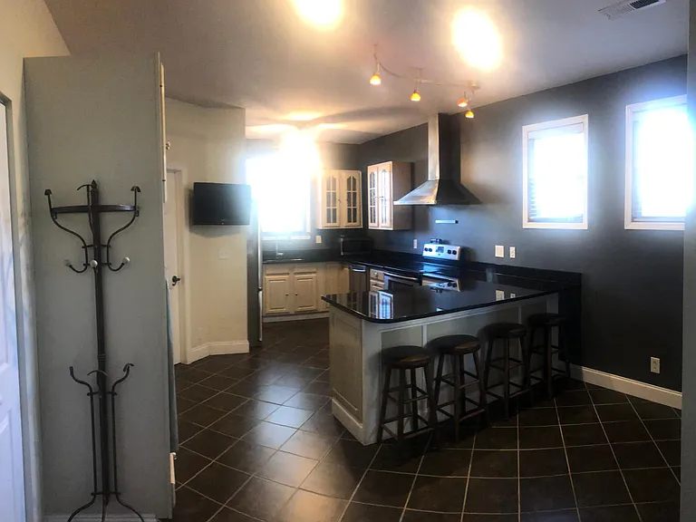 328 W 7th St — Photo 35