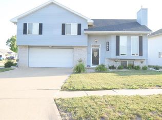 3922 Fieldcrest Dr, Sioux City, IA 51103