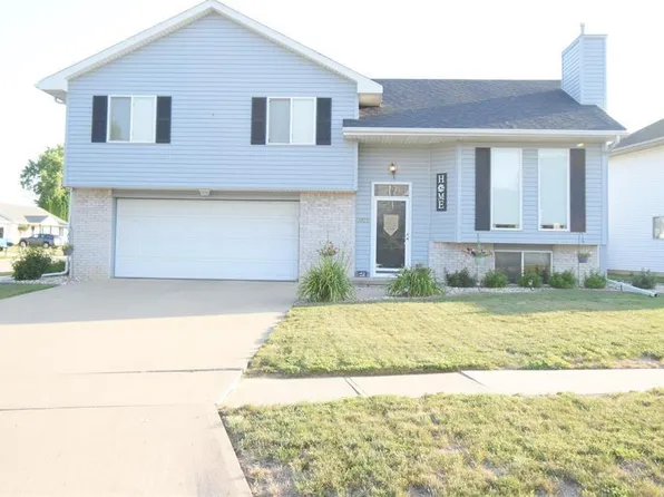 3922 Fieldcrest Dr, Sioux City, IA 51103