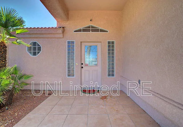304 Acoma Blvd S — Photo 3