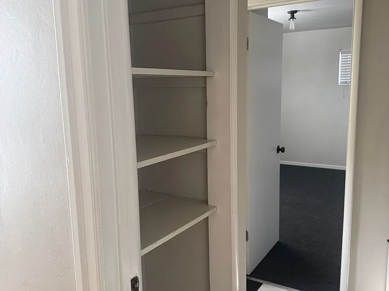 2572 Russell St — Photo 11