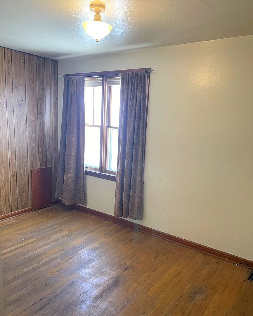 Charming 1 Bedroom 1 Bath Available Now! — Photo 1