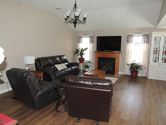 3rd image of 255 Crockett Dr