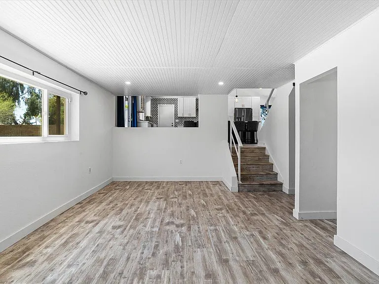 1041 E Kristal Way — Photo 15