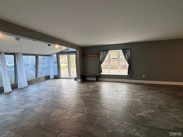 2 bed, 1.0 bath, 1356 sqft, $2,000 — Photo 3