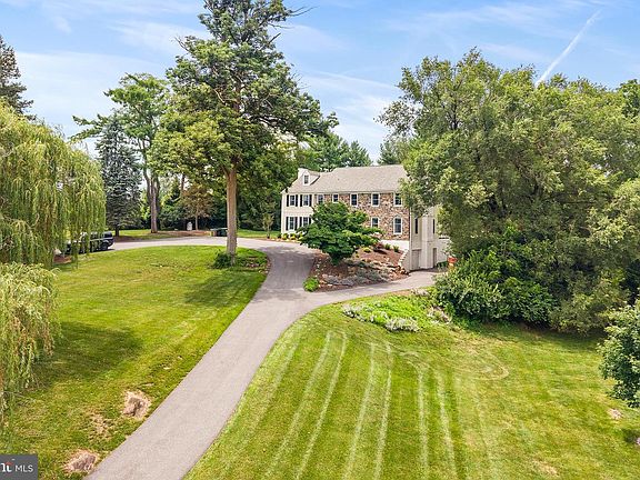 3rd image of 112 Hunt Valley Cir