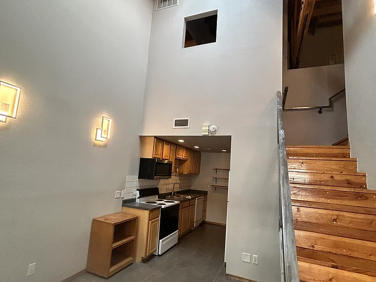 423 4th St SW #F — Photo 2