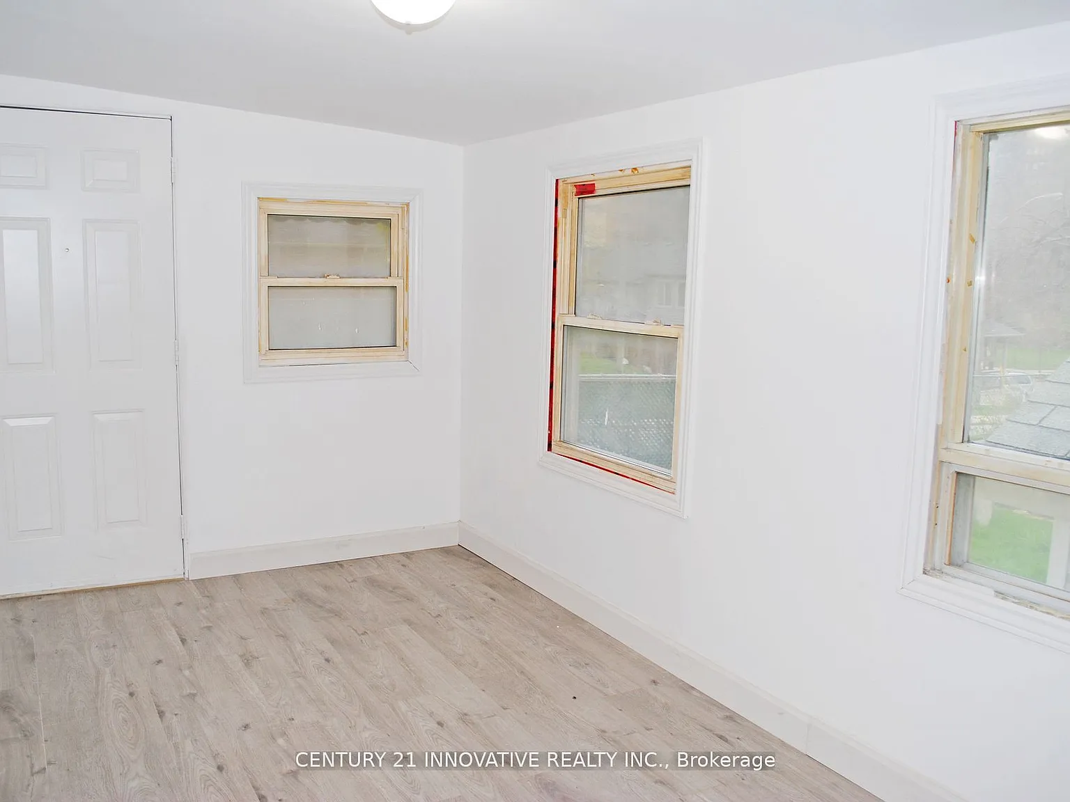 Studio, $900 — Photo 2