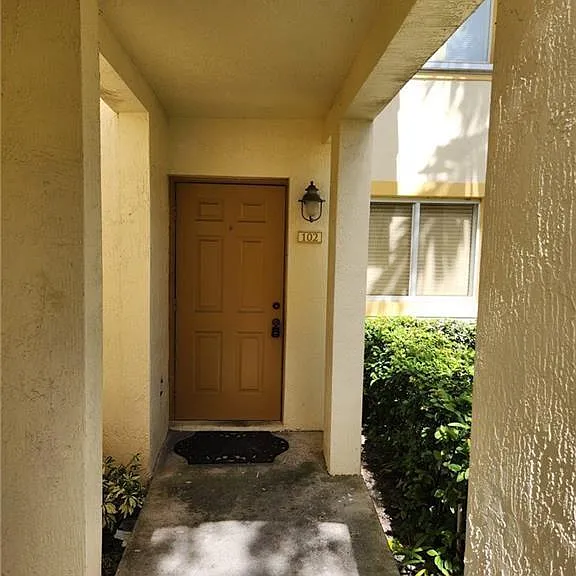 4775 SW 62nd Ave #102 — Photo 2