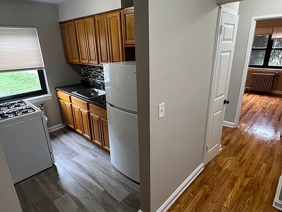 4th image of 306 Whiteman St