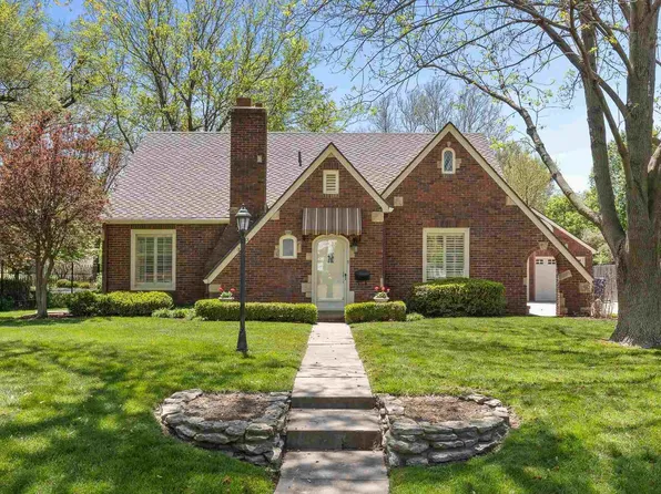 303 Hyde Park Dr, Hutchinson, KS 67502