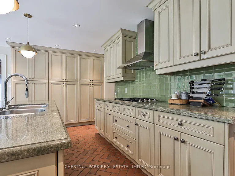 21 Douglas Cres — Photo 13