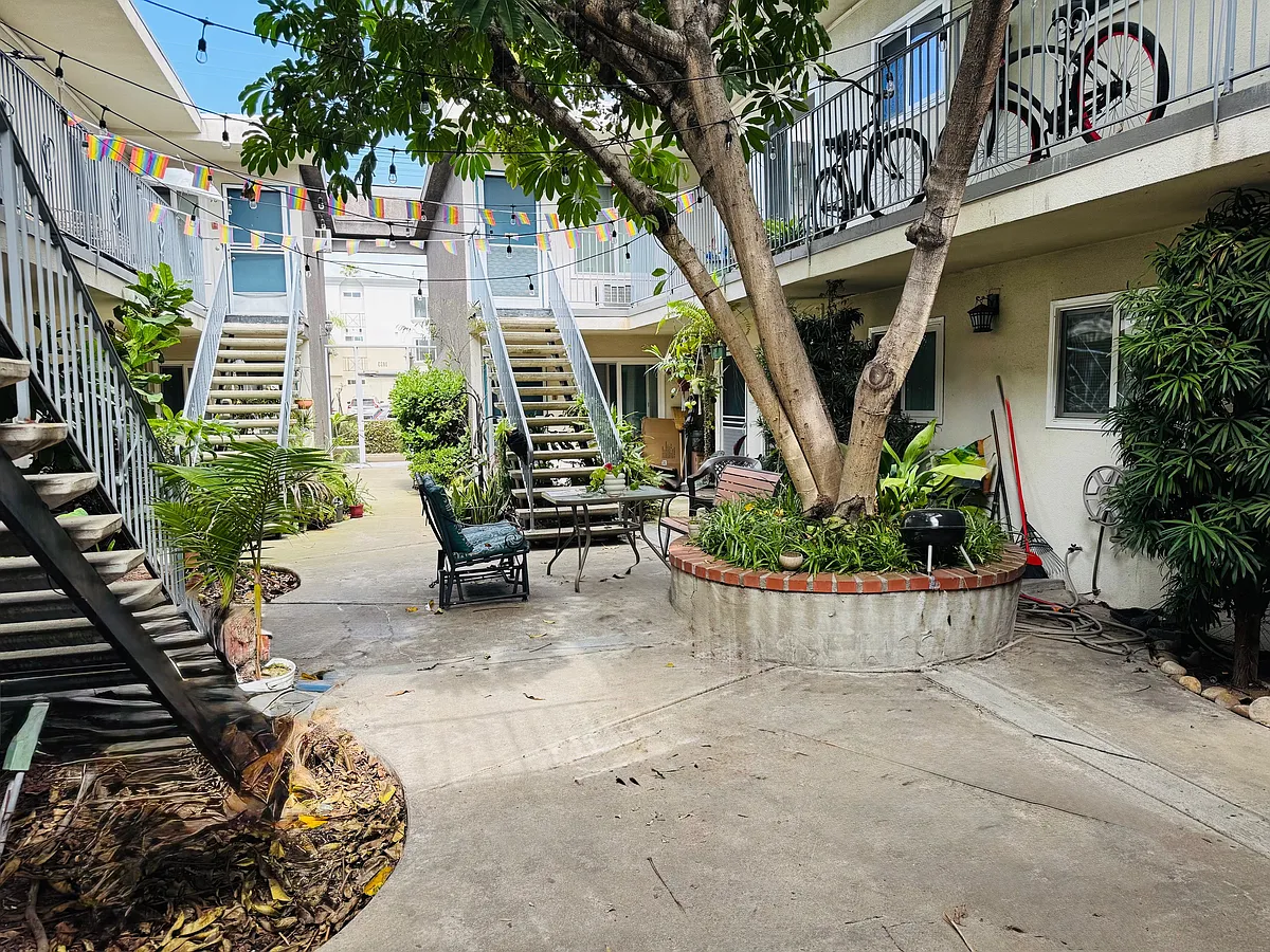 Building Photo - 1033 Robinson Ave #13