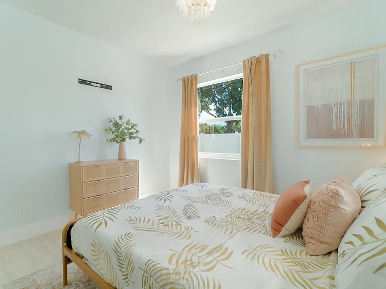 1332 Longwood St #2 — Photo 19