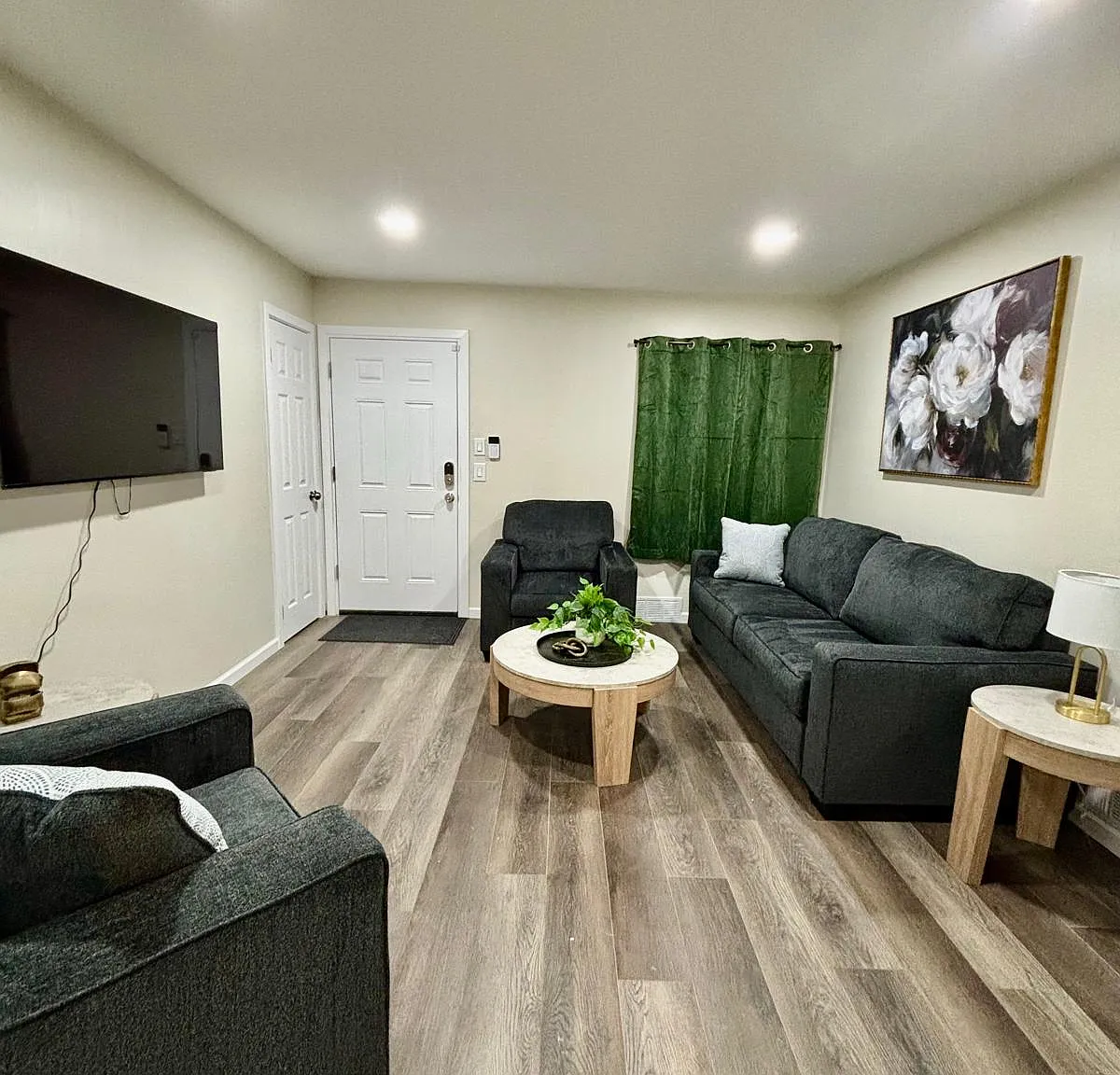 2 bed, 704 sqft, $2,250 — Photo 3