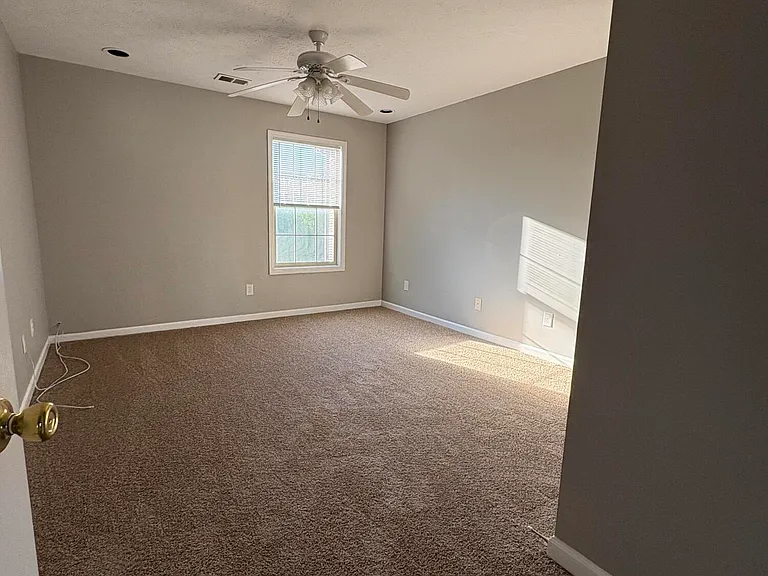 332 E Oak St — Photo 8