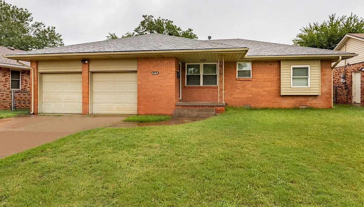 3 bed, 1.5 bath, 1095 sqft, $1,495 — Photo 1