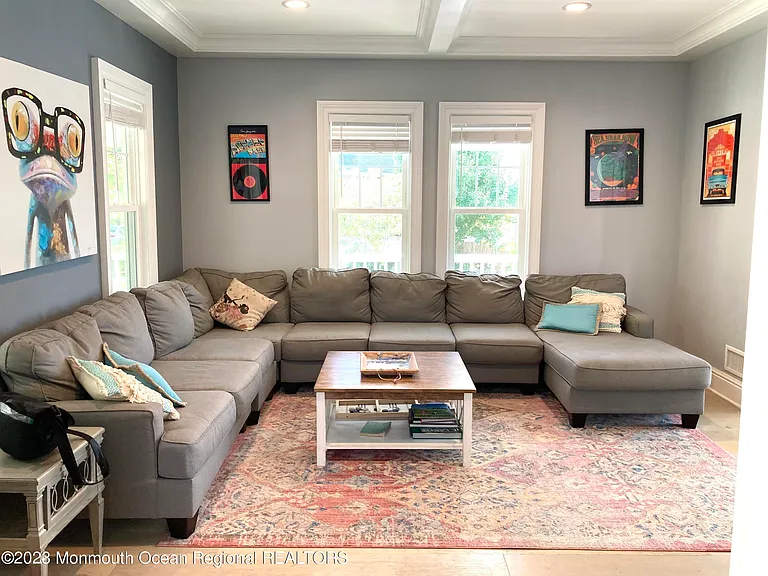 600 6th Ave — Photo 10