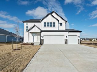 2927 Birchwood Dr, Norwalk, IA 50211