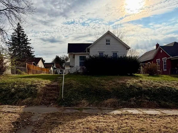 907 11th Ave S, Clinton, IA 52732