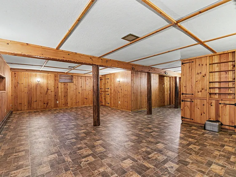 125 W Governor Rd — Photo 21
