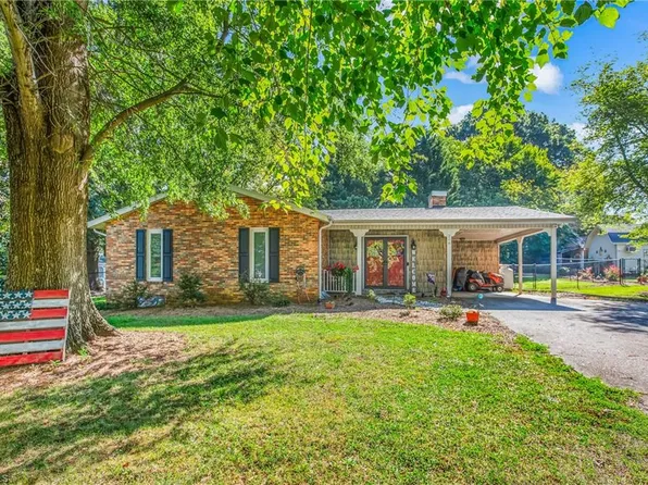 208 Cardinal Ave, Boonville, NC 27011
