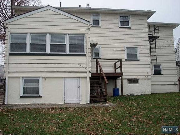 5th image of 58 Hoover St