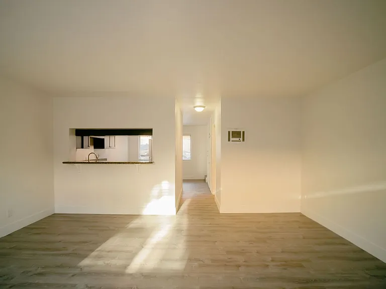 Parkway Plaza Apartments — Photo 32