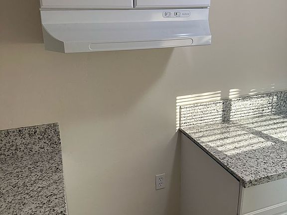5th image of 1031 N Leslie St