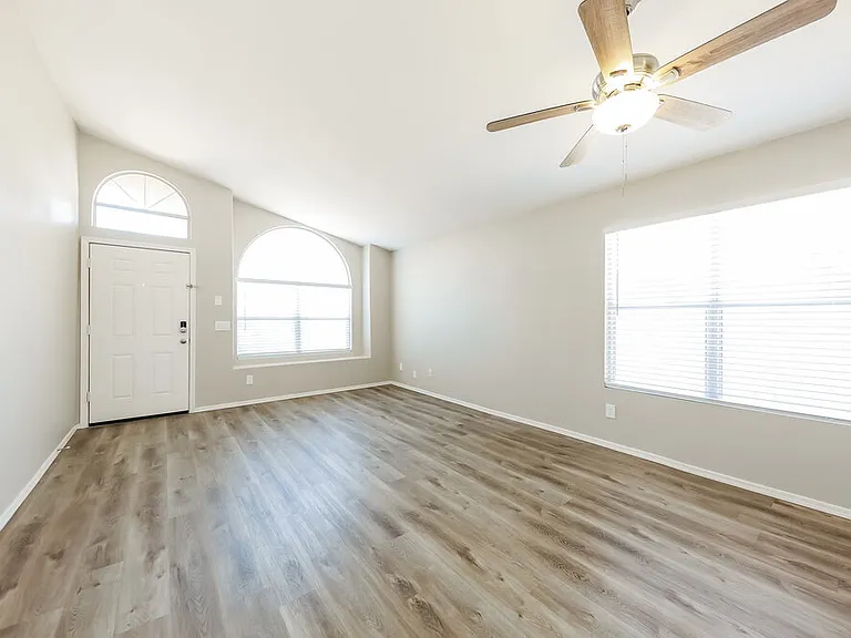 9847 W Irma Ln — Photo 4