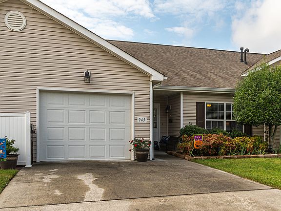 3rd image of 945 Brittany Deanne Ln