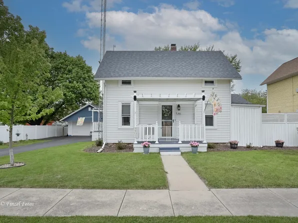 9805 Illinois St, Hebron, IL 60034