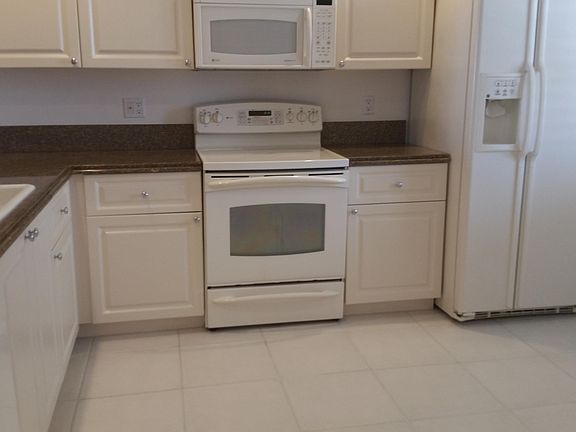 3rd image of 16 Harbour Isle Drive W #Ph03