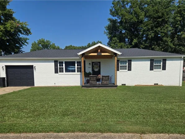 173 S Maple Dr, Mineral Wells, WV 26150