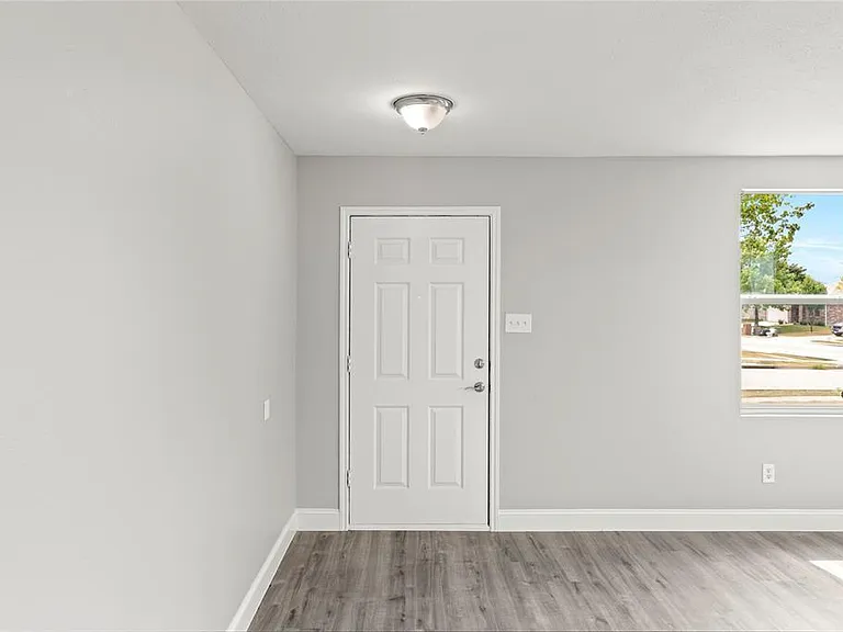 1701 Silverwood Ln — Photo 8