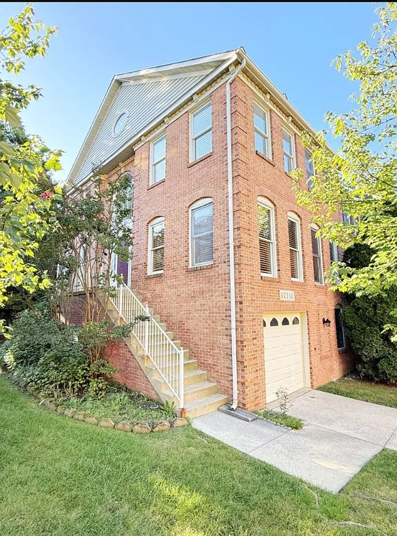 Charming 3-Bedroom Townhome in Sought-After Travilah Crest! — Photo 2