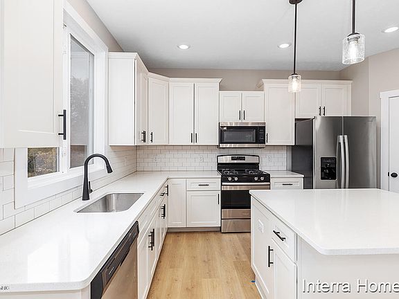 4th image of 7491 Macview Dr