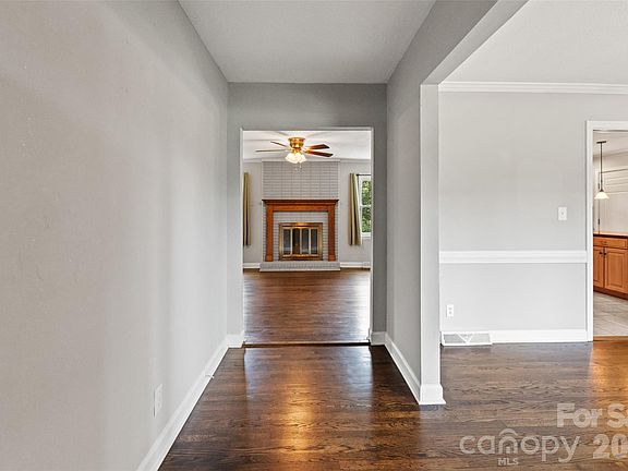 3rd image of 753 Schuyler Dr