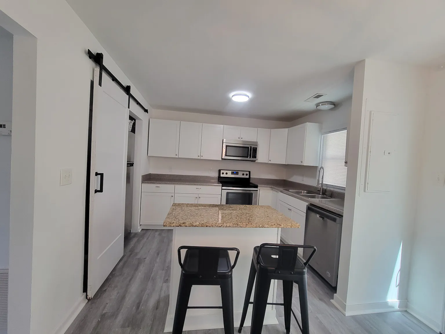 2 bed, 1000 sqft, $1,600 — Photo 4