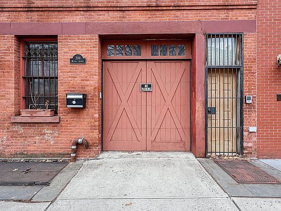4th image of 304 Waverly Ave