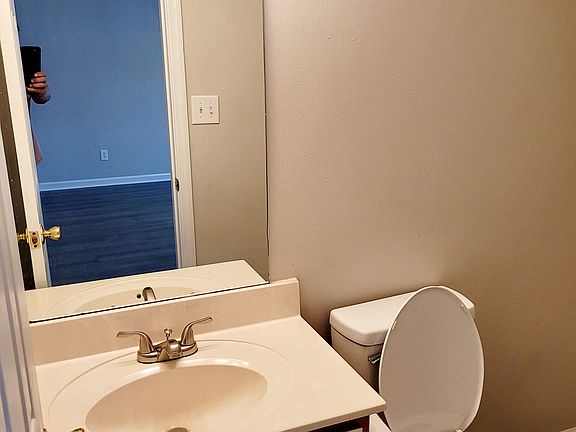 1/2 bath downstairs
