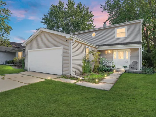 7 Woodmar Ct, Streamwood, IL 60107