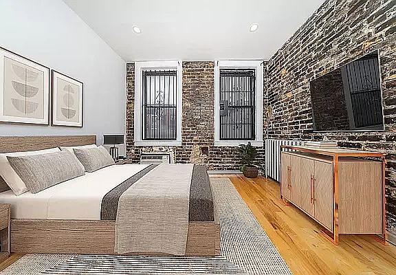 2nd image of 528 E 5th St #1AA