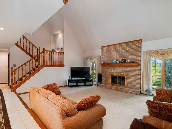 4th image of 16725 Meadowcrest Dr