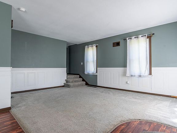 4th image of 527 Elss St